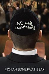 一个男人的后脑勺上有一个基帕，上面写着“犹太人有疑问”